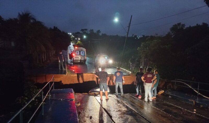 Carro cai em cratera aberta em rua após fortes chuvas FOCO NEWS MT